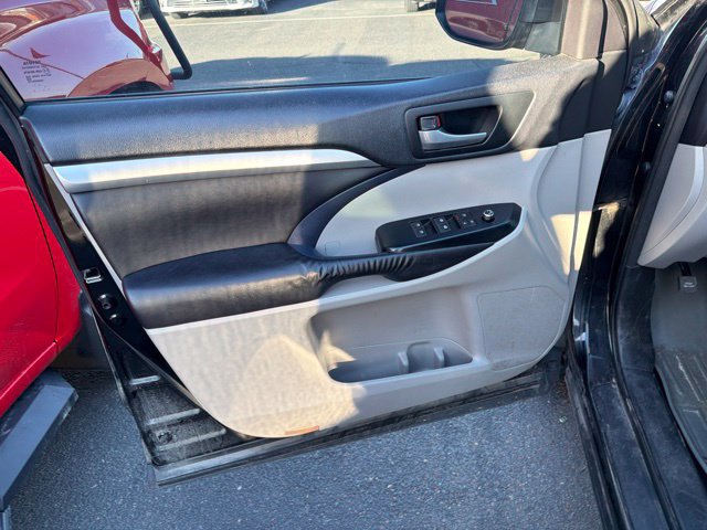 Used 2016 Toyota Highlander XLE AWD/4WD image 15