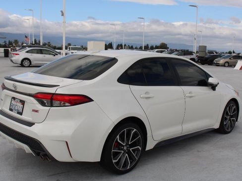 Used 2020 Toyota Corolla XSE image 3