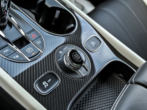 Certified 2022 Bentley Bentayga AWD/4WD image 40