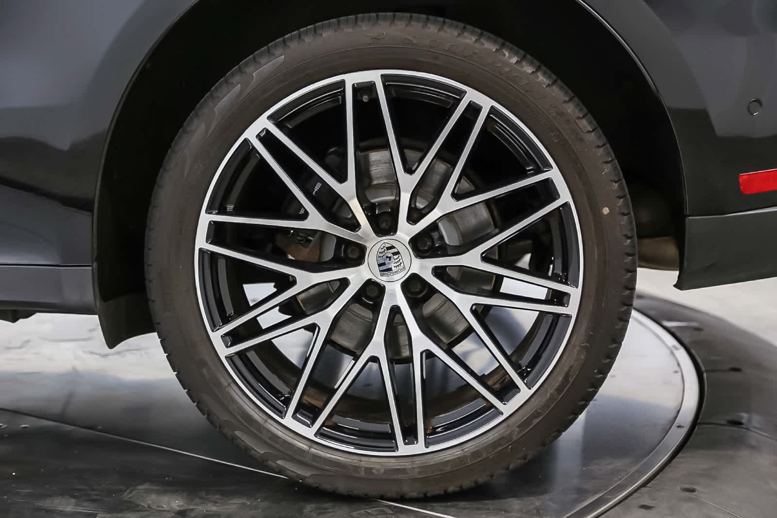 Used 2024 Porsche Macan AWD/4WD image 13