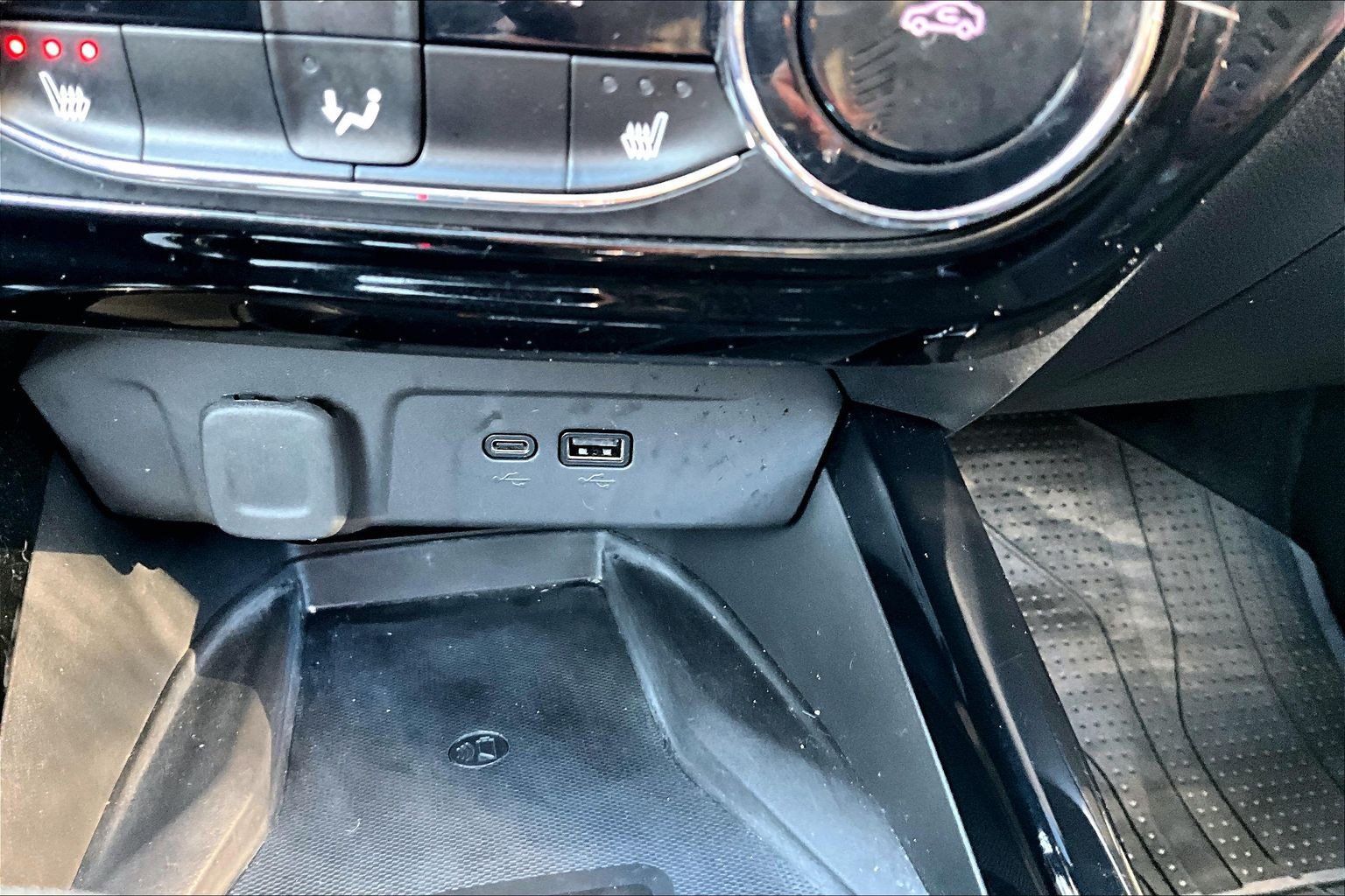 Used 2024 Chevrolet Trax RS w/ Sunroof Package FWD image 16