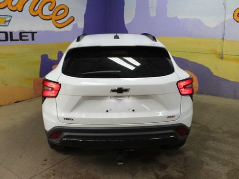 Used 2024 Chevrolet Trax RS w/ Sunroof Package FWD image 7