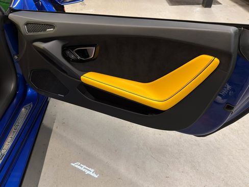 Used 2020 Lamborghini Huracan EVO image 22