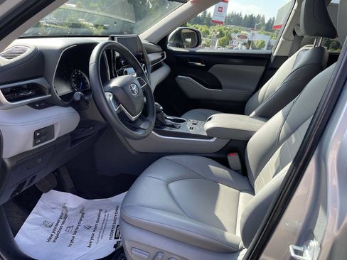 Certified 2024 Toyota Highlander XLE AWD/4WD image 10