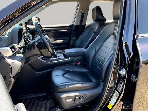 Certified 2021 Toyota Highlander XLE AWD/4WD image 7