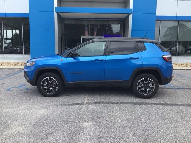 Used 2025 Jeep Compass Trailhawk AWD/4WD image 3