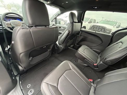 New 2026 Chrysler Pacifica Select image 37