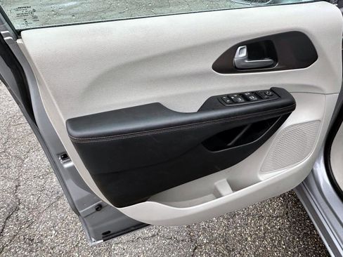 Used 2017 Chrysler Pacifica Touring-L image 12