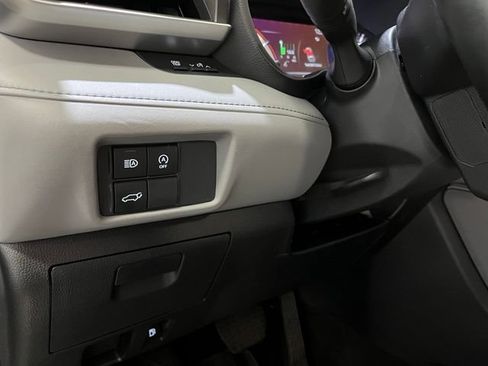 Used 2023 Toyota Highlander LE AWD/4WD image 18