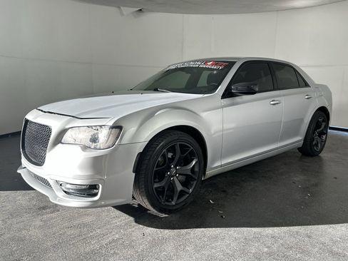 Used 2020 Chrysler 300 Touring w/ Sport Appearance Package image 4