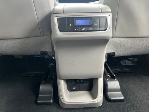 Used 2018 Toyota Highlander XLE AWD/4WD image 14