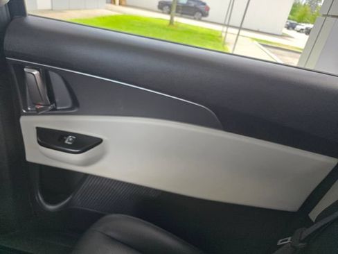 Used 2022 Kia Carnival LX FWD image 11