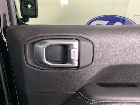 Used 2020 Jeep Gladiator Overland AWD/4WD image 30
