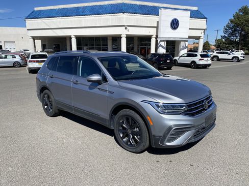 Used 2023 Volkswagen Tiguan SE w/ Panoramic Sunroof Package FWD image 2