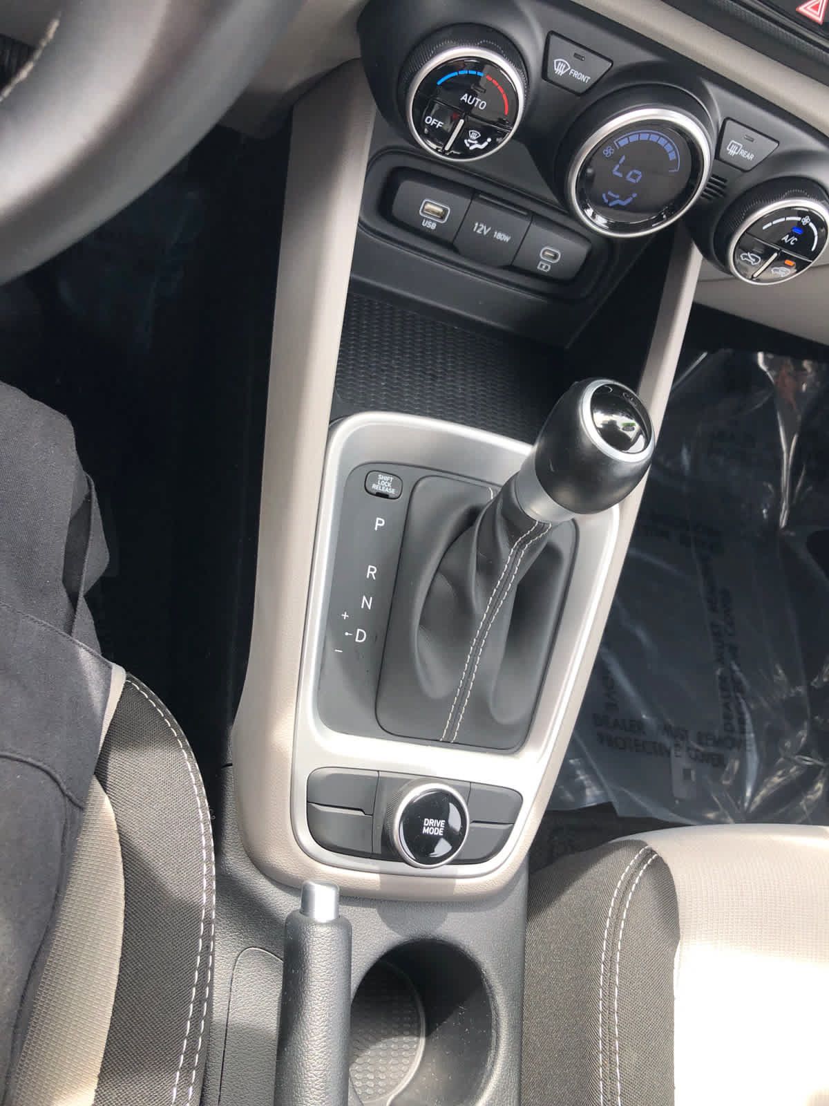 Certified 2025 Hyundai Venue SEL FWD image 20