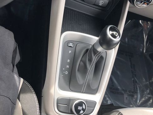 Certified 2025 Hyundai Venue SEL FWD image 20