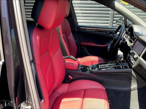 Certified 2025 Porsche Macan image 12