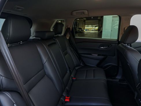 Used 2025 Nissan Rogue SL image 18