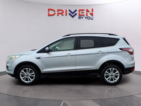 Used 2017 Ford Escape SE w/ Equipment Group 201A image 3