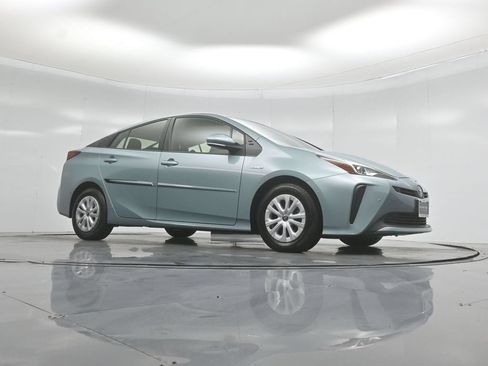 Used 2021 Toyota Prius LE FWD image 4