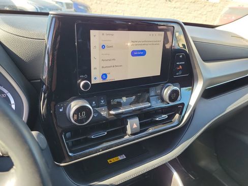 Used 2024 Toyota Highlander XLE FWD image 8