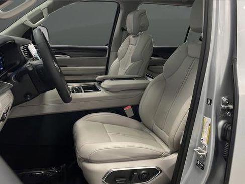 Used 2024 Jeep Wagoneer Series II w/ Premium Group I AWD/4WD image 9