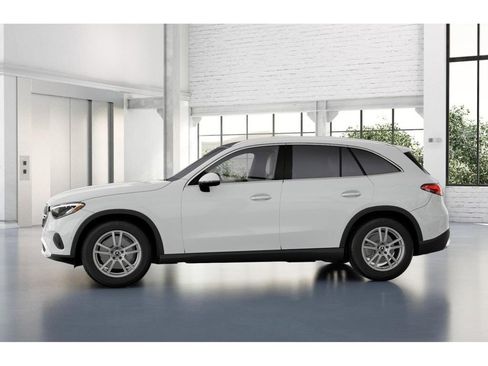 Used 2025 Mercedes-Benz GLC 300 4MATIC image 35