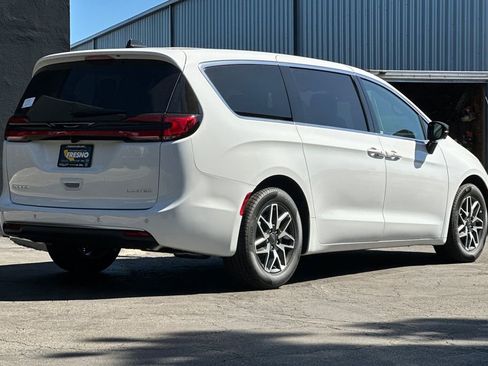 New 2027 Chrysler Pacifica Limited FWD image 4