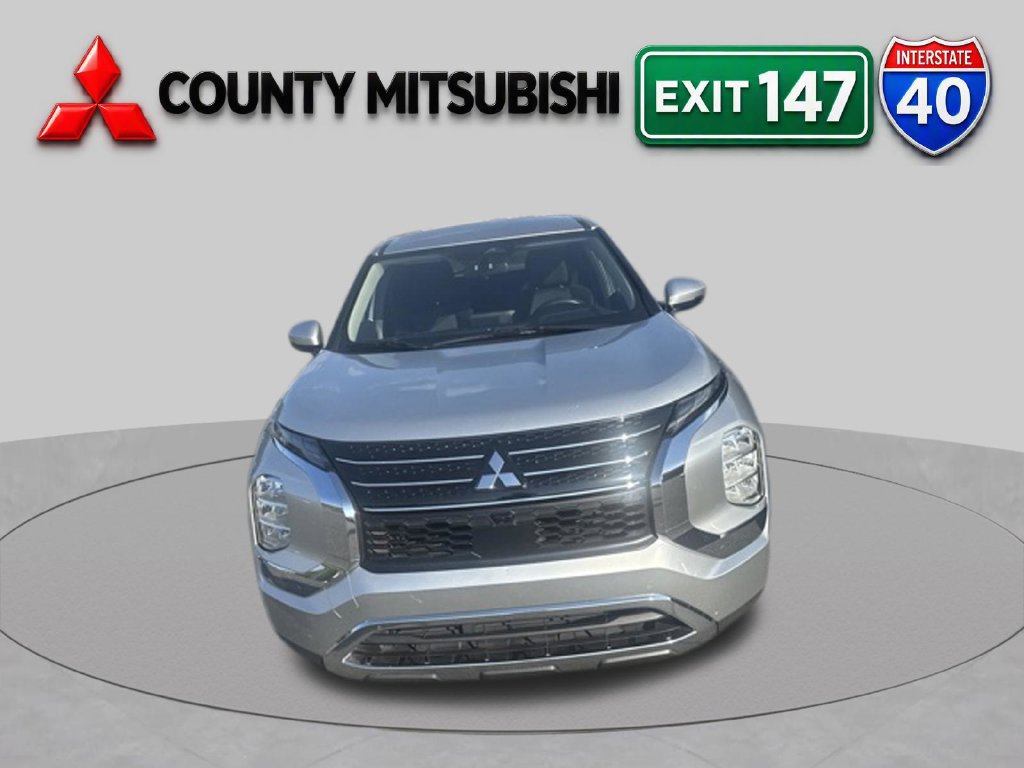 Used 2022 Mitsubishi Outlander ES FWD image 2