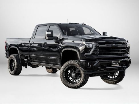 Used 2024 Chevrolet Silverado 2500 High Country w/ High Country Premium Package AWD/4WD image 4