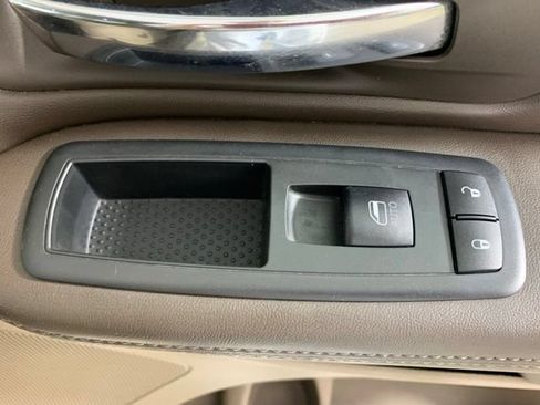 Used 2012 Chrysler Town & Country Touring-L w/ Premium Group FWD image 32