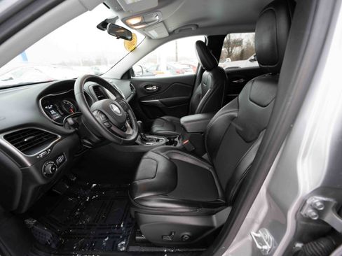 Used 2019 Jeep Cherokee Latitude Plus w/ Cold Weather Group image 9