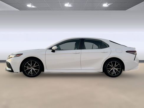 Used 2024 Toyota Camry SE image 2