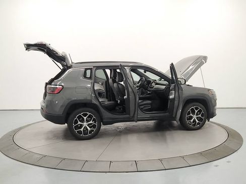 Used 2024 Jeep Compass Latitude AWD/4WD image 16
