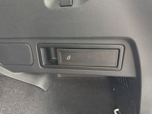 Used 2019 Volkswagen Tiguan SE w/ Panoramic Sunroof Package image 12