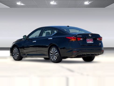 Used 2025 Nissan Altima 2.5 SV FWD image 3