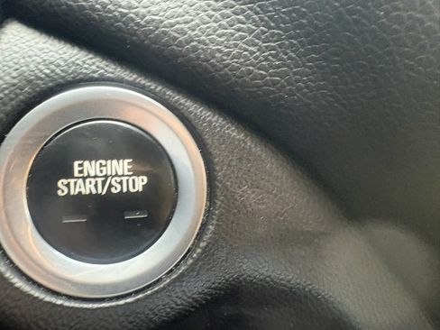 Used 2018 Chevrolet Equinox LT image 32