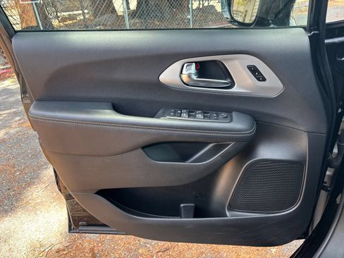 Used 2025 Chrysler Pacifica Limited FWD image 15
