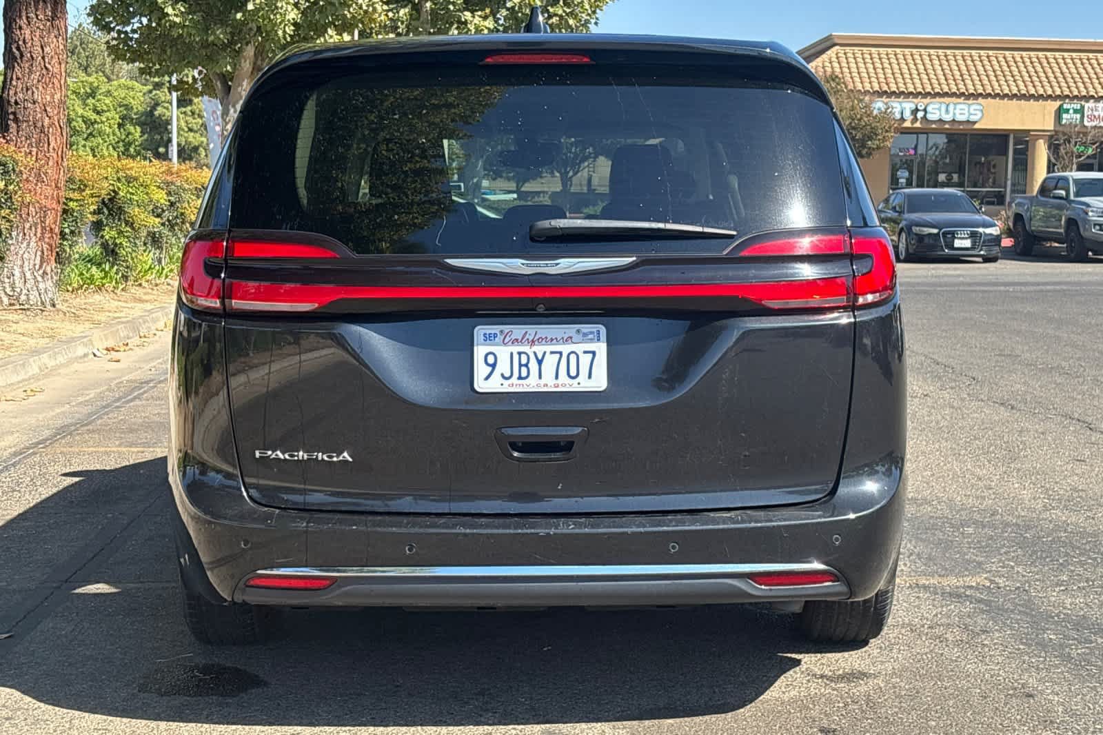 Used 2023 Chrysler Pacifica Touring-L FWD image 8