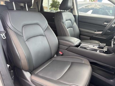 Used 2025 Nissan Pathfinder SL w/ Lighting Package (N92) FWD image 12