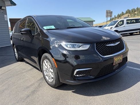 Used 2025 Chrysler Pacifica Select FWD image 4