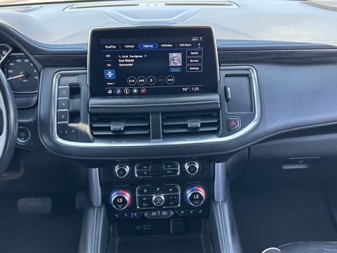 Certified 2021 GMC Yukon XL SLT w/ SLT Luxury Package AWD/4WD image 18