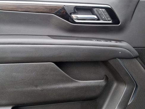 Used 2025 Chevrolet Suburban Z71 AWD/4WD image 14