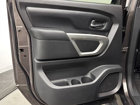 Used 2017 Nissan Titan SV image 19