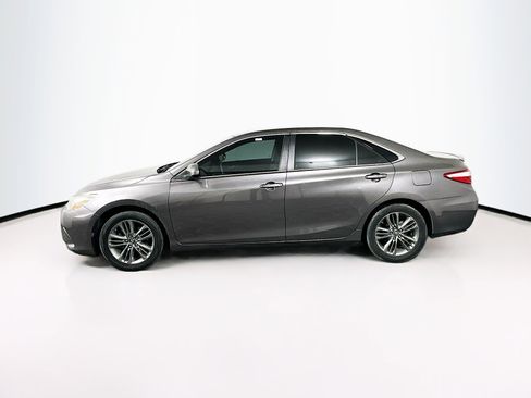 Used 2017 Toyota Camry SE image 4