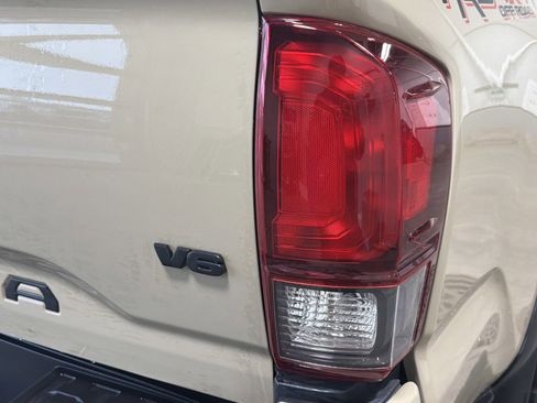 Used 2019 Toyota Tacoma TRD Off-Road image 12