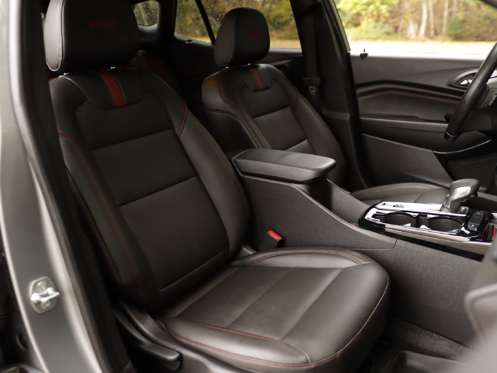 Used 2025 Chevrolet Trax RS w/ Sunroof Package FWD image 28