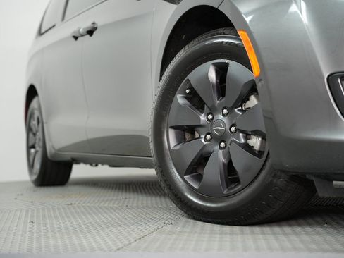 Used 2019 Chrysler Pacifica Limited w/ Advanced Safetytec Group image 17