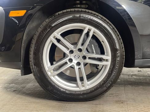 Certified 2025 Porsche Macan image 11