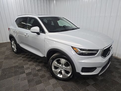 Used 2022 Volvo XC40 T5 Momentum w/ Climate Package image 7
